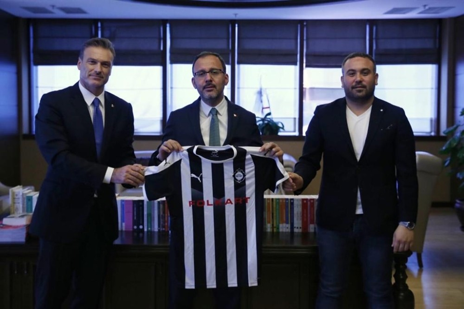Bakan Kasapo�lu'ndan, Altay'a Cenk �zkacar transferi i�in tebrik