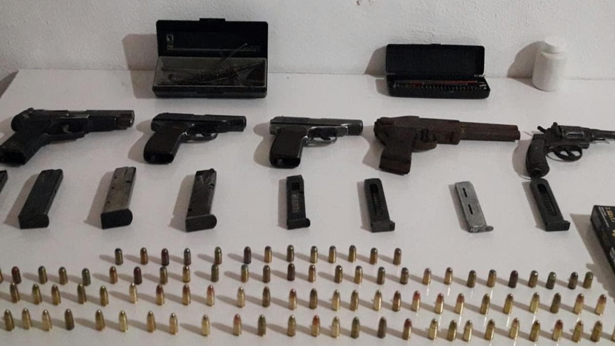 Kars'ta jandarma ekiplerince bir evde 5 ruhsatsz tabanca yakaland 