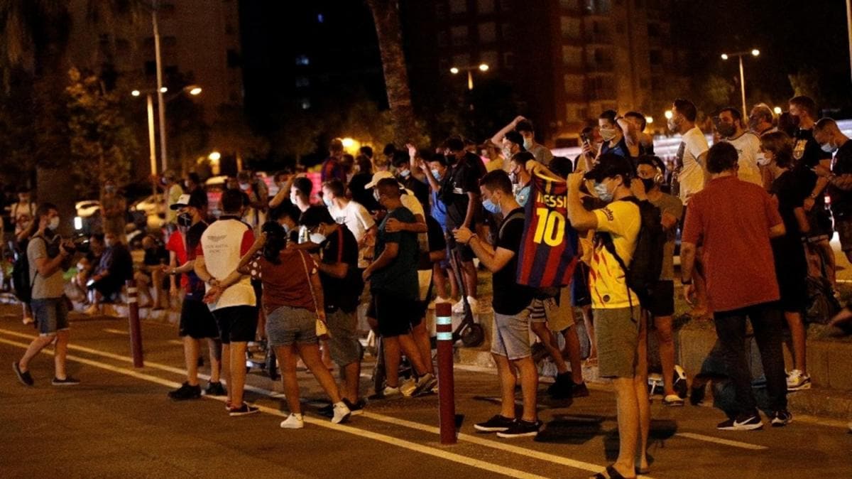 Barcelona taraftarlar kulp binasna yrd! Bartomeu istifa etti