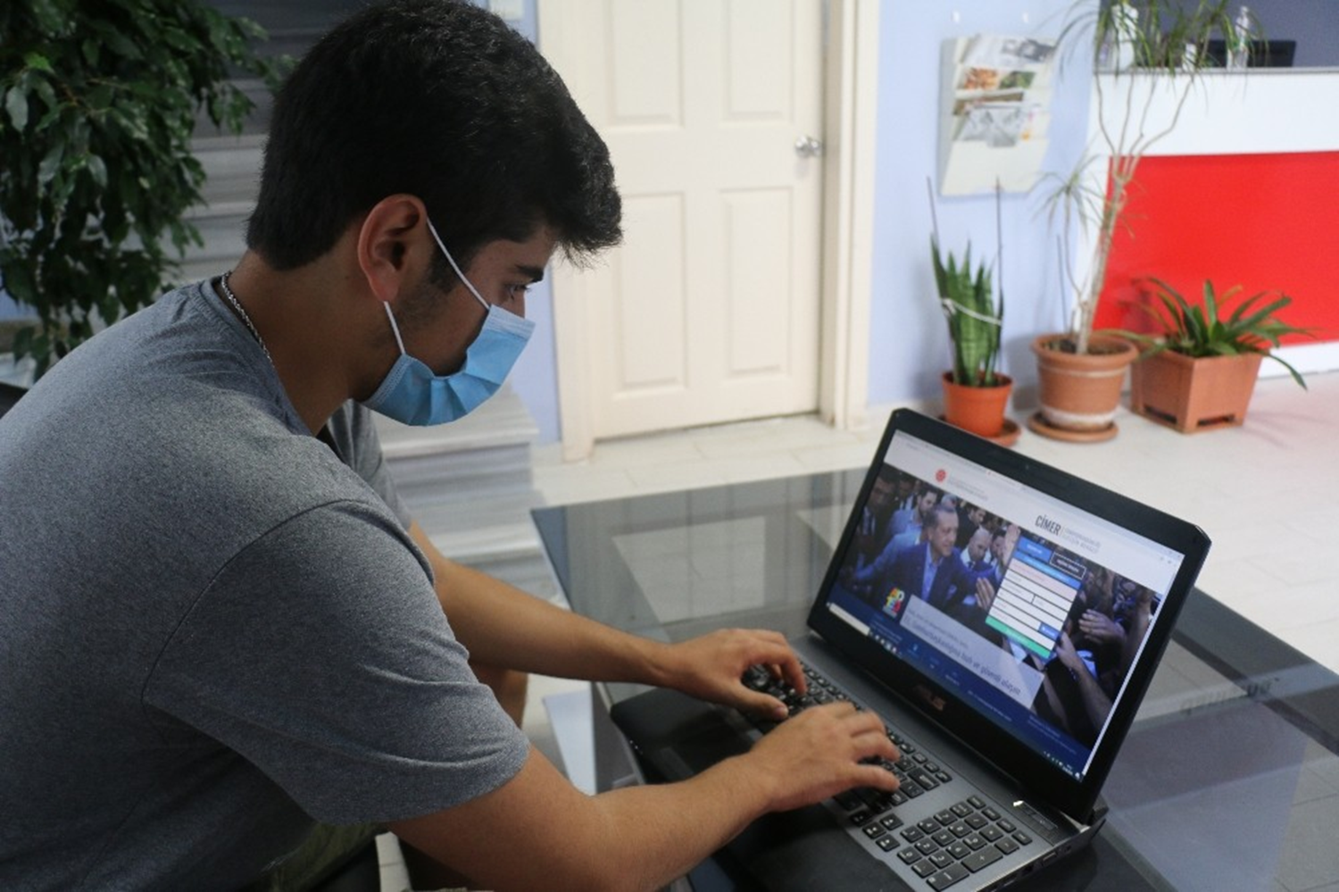 Kuzeniyle iddiaya girdi, C�MER'den istedi�i kap�s�na kadar geldi