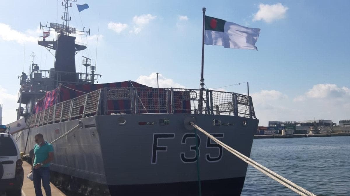 TCG nebolu, Banglade donanmasna ait askeri gemi iin Beyrut'a geldi