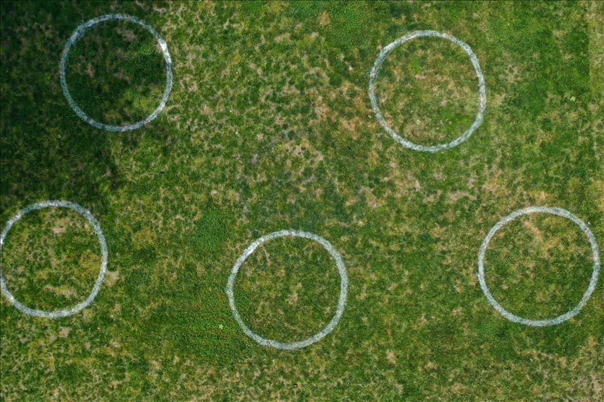 Oxford'lu bilim insanlar� ara�t�rd�: �ki metrelik sosyal mesafe yeterli de�il