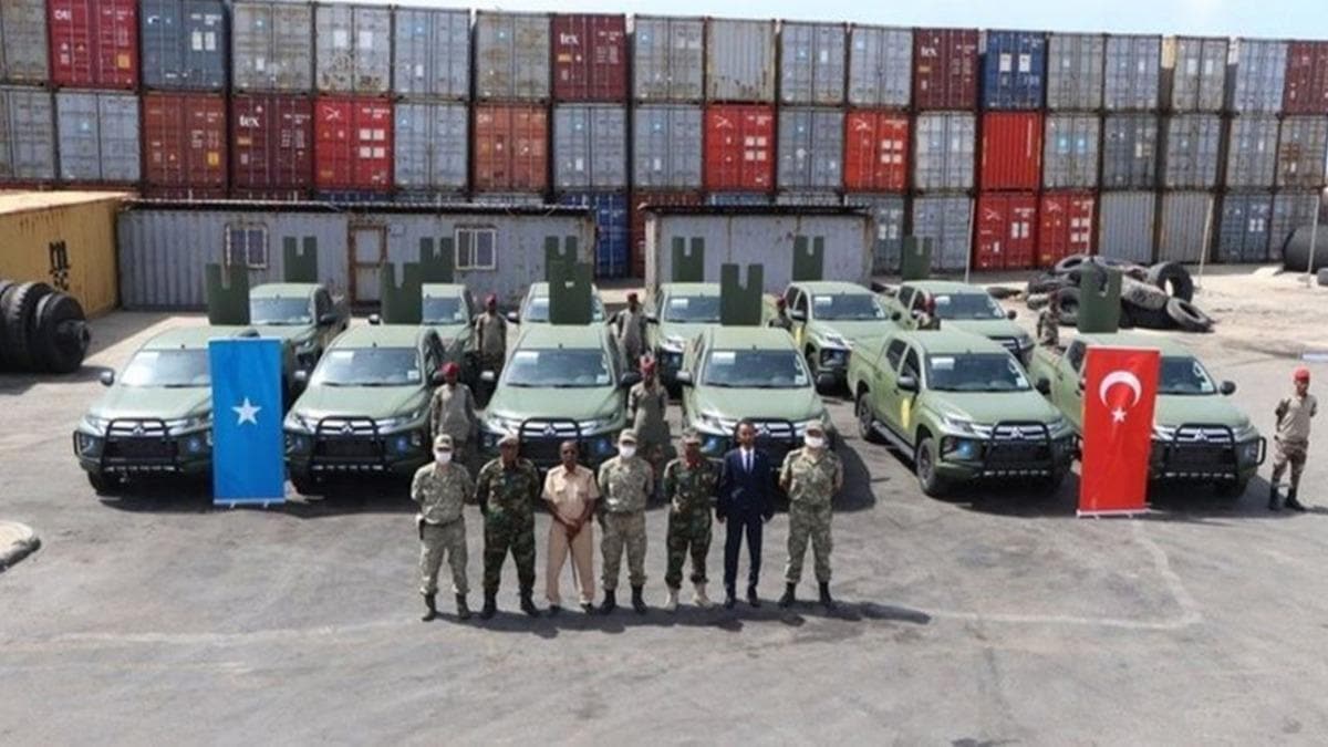 Trkiye'den karde lke Somali'ye destek: 12 zrhl askeri ara teslim edildi