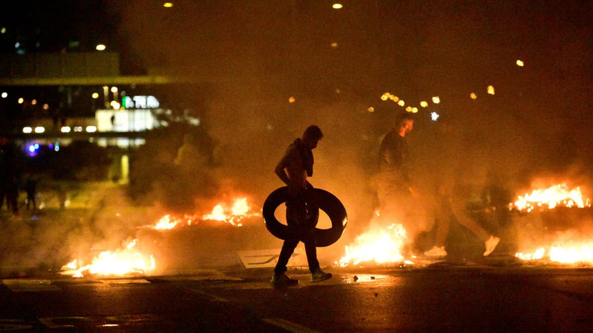 Al�ak provokasyon! Kur'an-� Kerim yakt�lar, M�sl�manlar soka�a d�k�ld�! Malm� sava� alan�na d�nd�