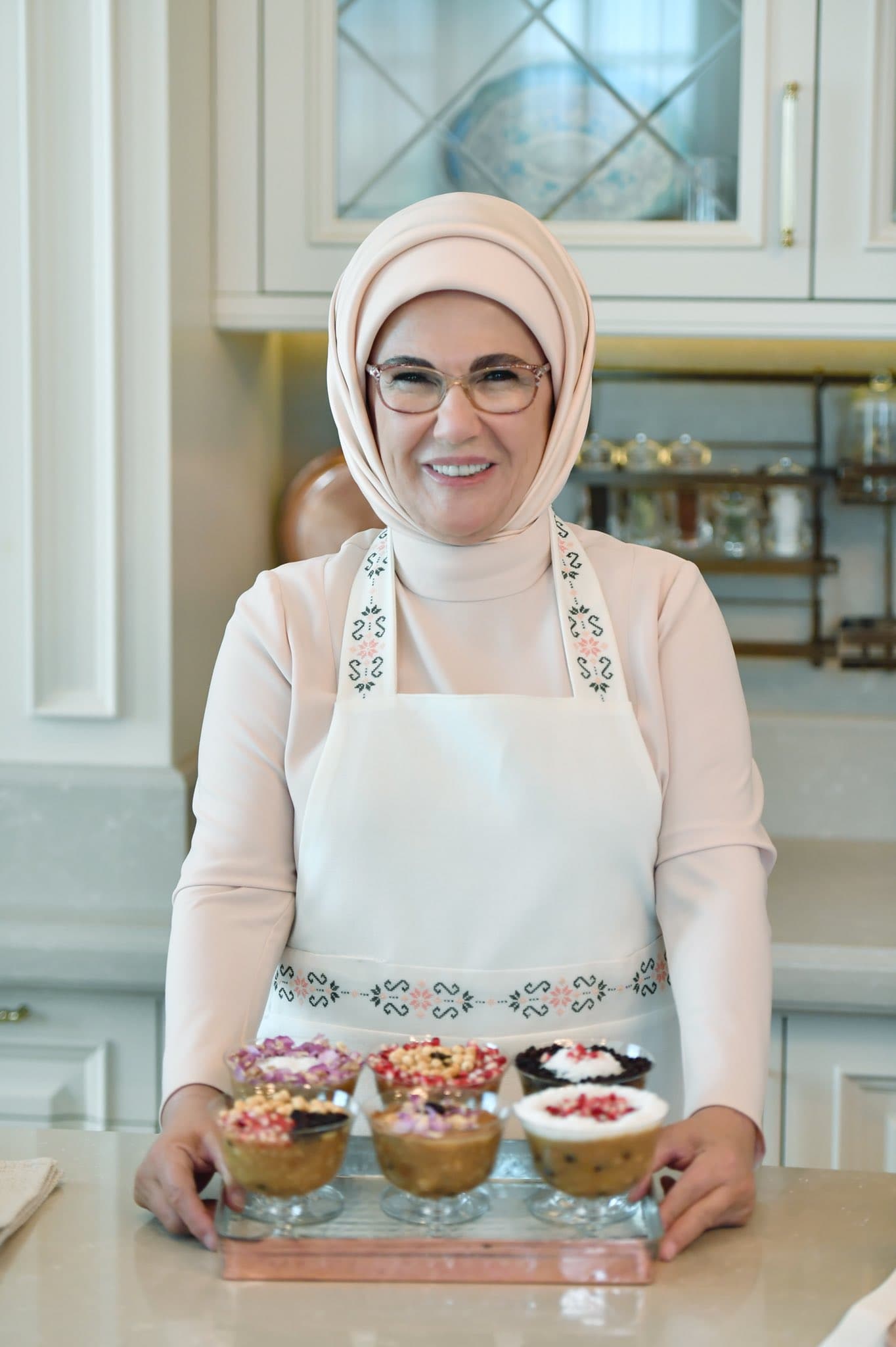 Emine Erdo�an'dan, A�ure G�n� payla��m�: Kom�ular�m�za ula�t�rmay� unutmayal�m