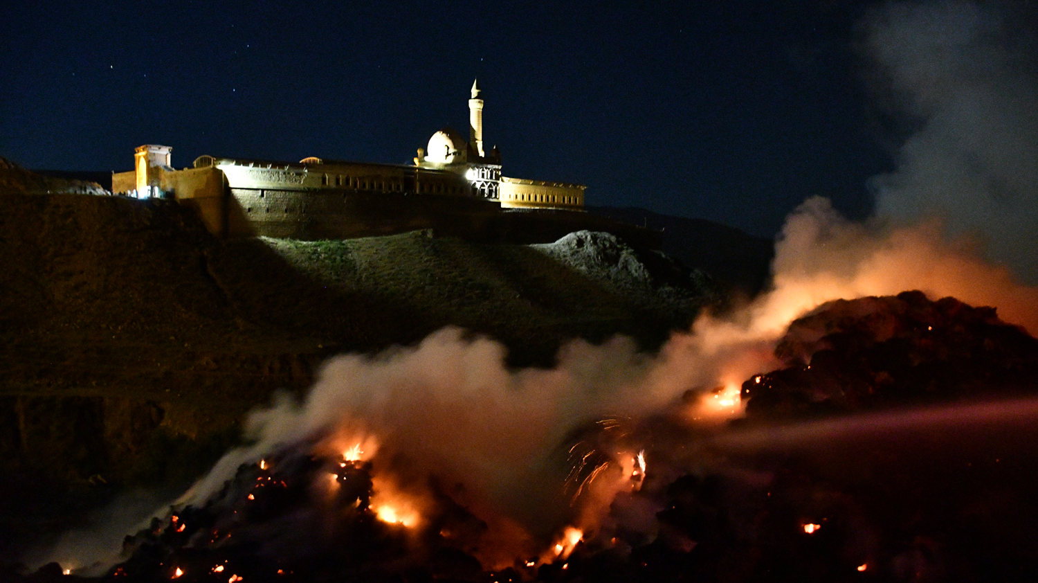 �shak Pa�a Saray� yak�n�nda u�urulan dilek balonu nedeniyle 5 bin balya ot yand�