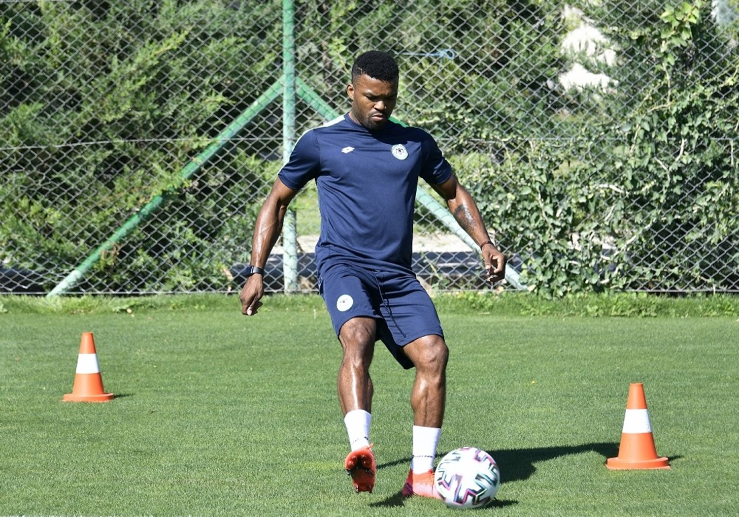 Konyaspor'un yeni transferi Eduok tak�mdan ayr� �al���yor