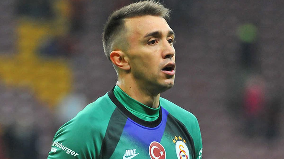Muslera'dan emeklilik itiraf�! 'O kul�pte b�rakmak isterim'