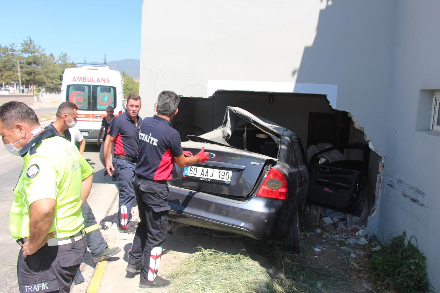 Otomobil evin yatak odas�na girdi: 2 yaral�