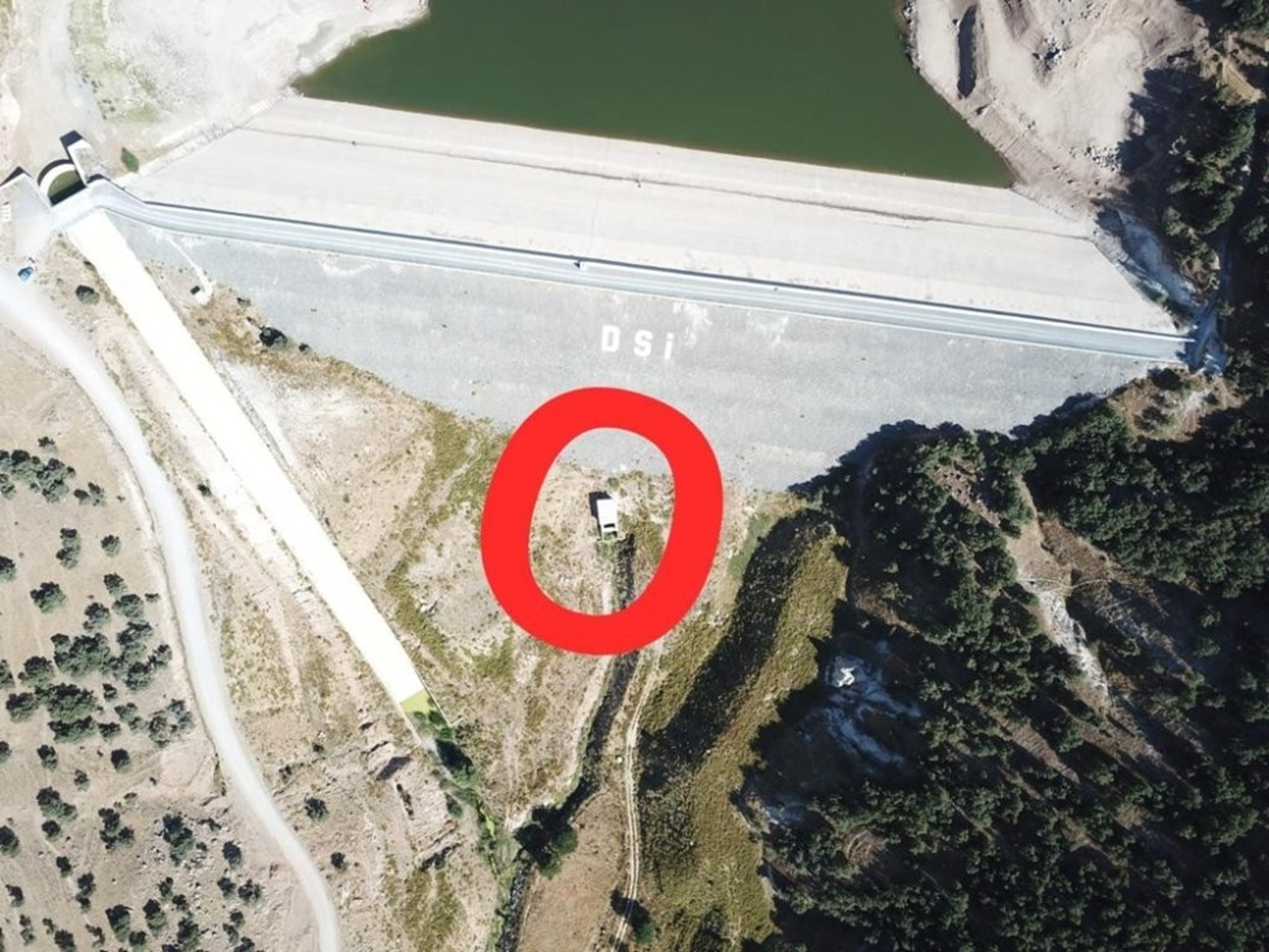 Barajdaki g�ne� panelini �ald�lar