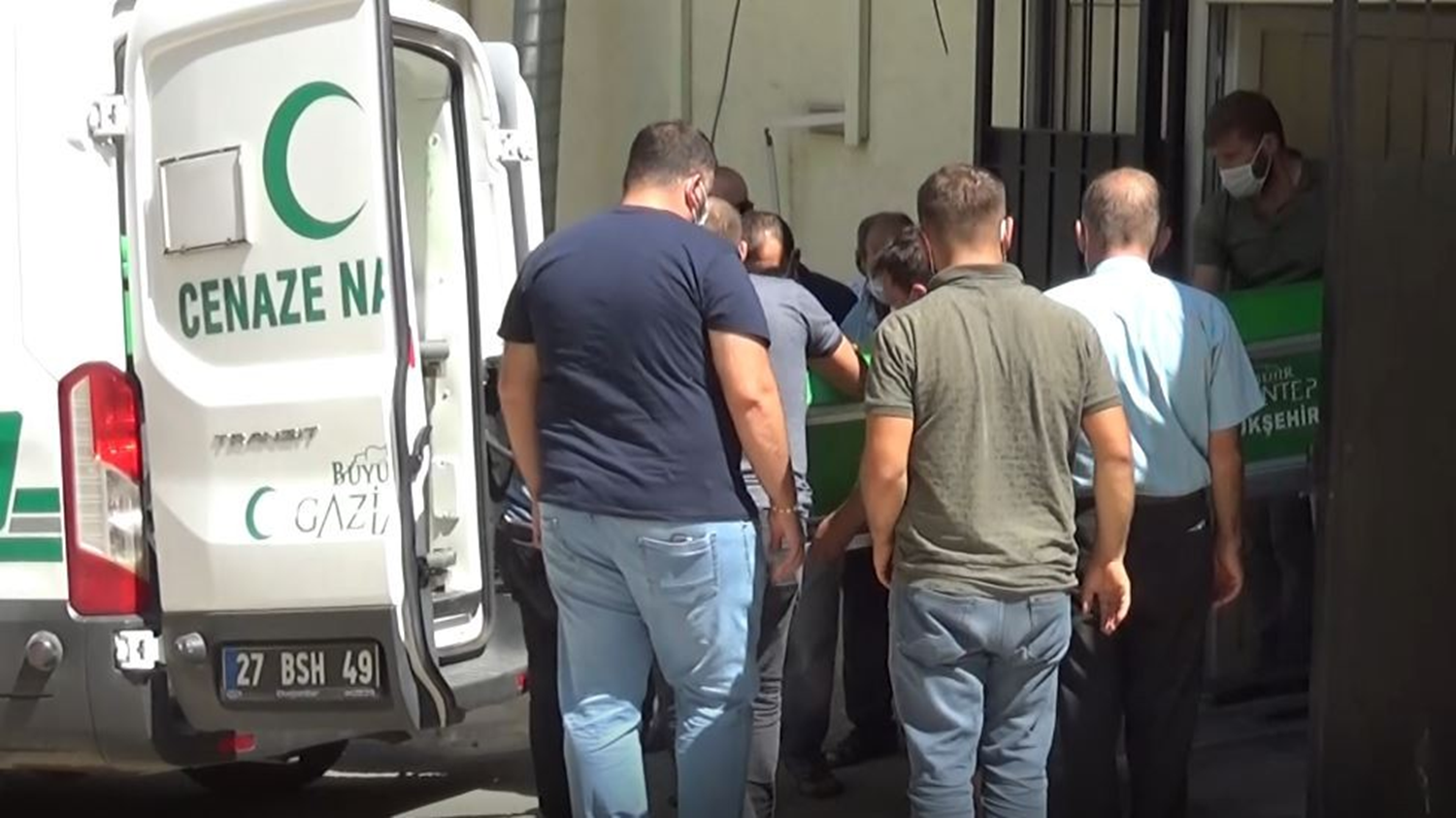 Tarlasnda alrken maganda kurunuyla vurulmutu, yaam mcadelesini kaybetti