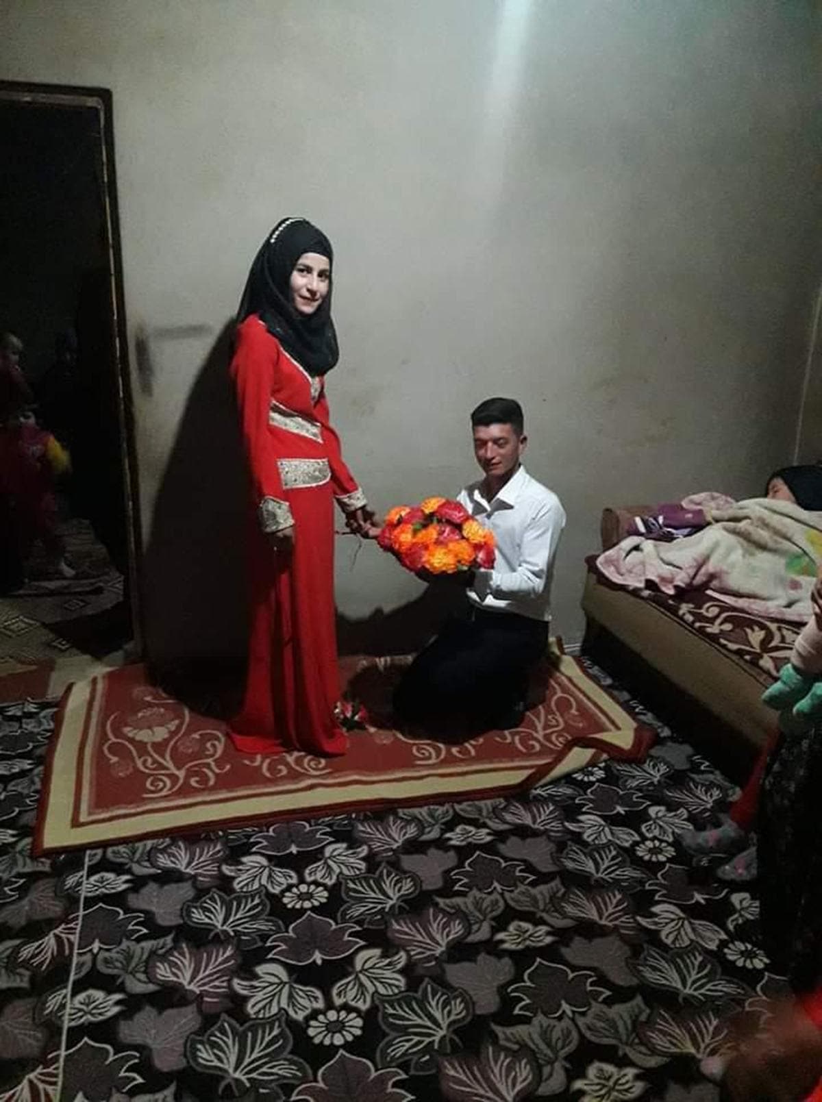 Kom�ular� ihbar etti! 4 ayl�k hamile e�ini pompal� t�fekle vurdu