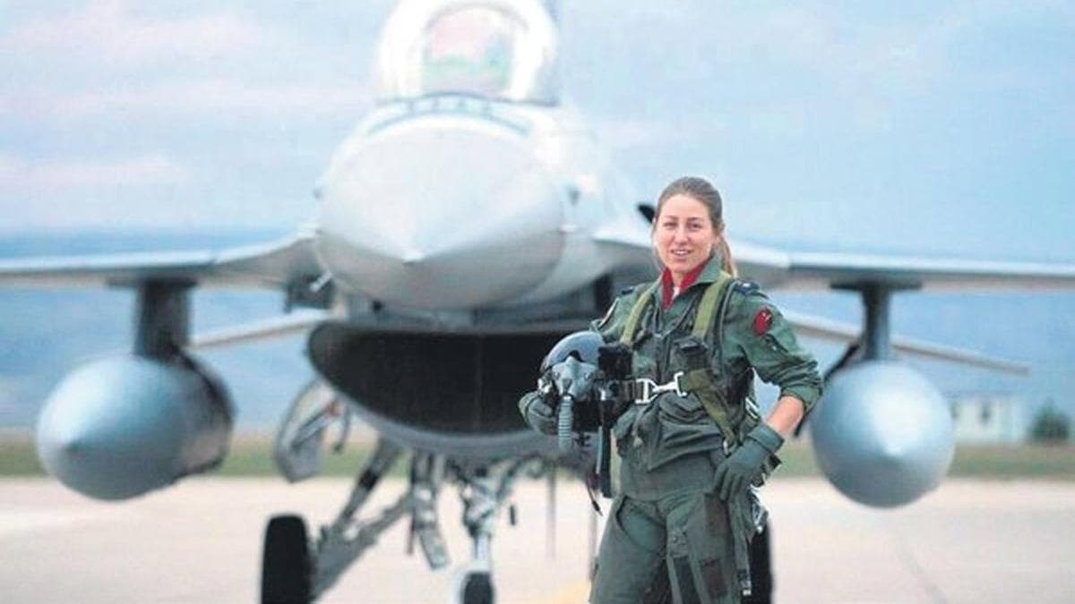 Trkiye'nin ilk kadn F-16 pilotu albay oldu