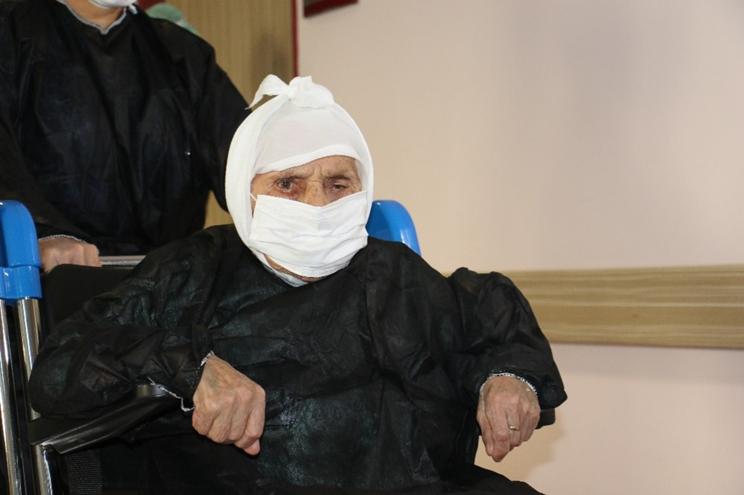 104 yandaki Arife nine koronavirs yenerek taburcu oldu