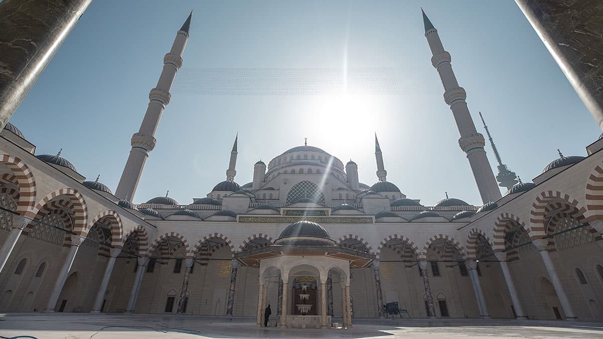 Cuma selas� ka�ta okunuyor? Cuma namaz� saat ka�ta k�l�nacak?