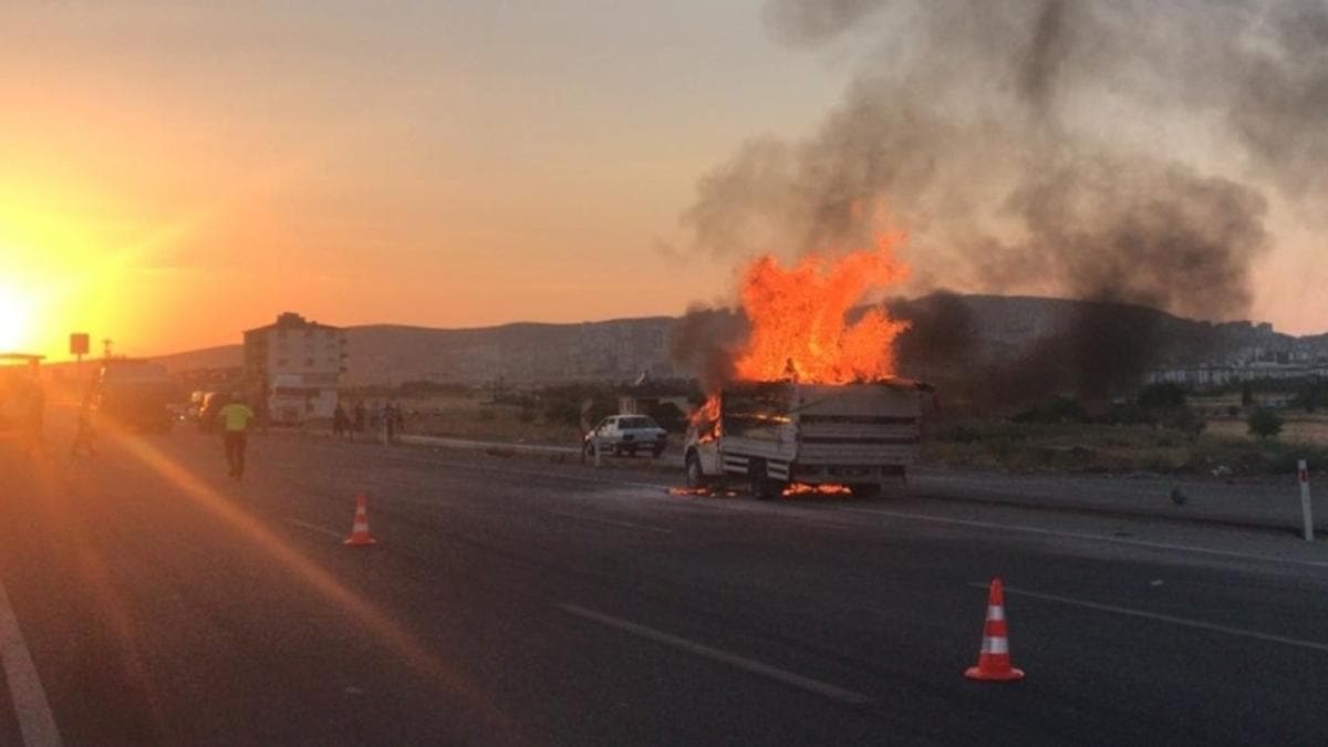 Elaz'da seyir halindeki pikap alev alev yand