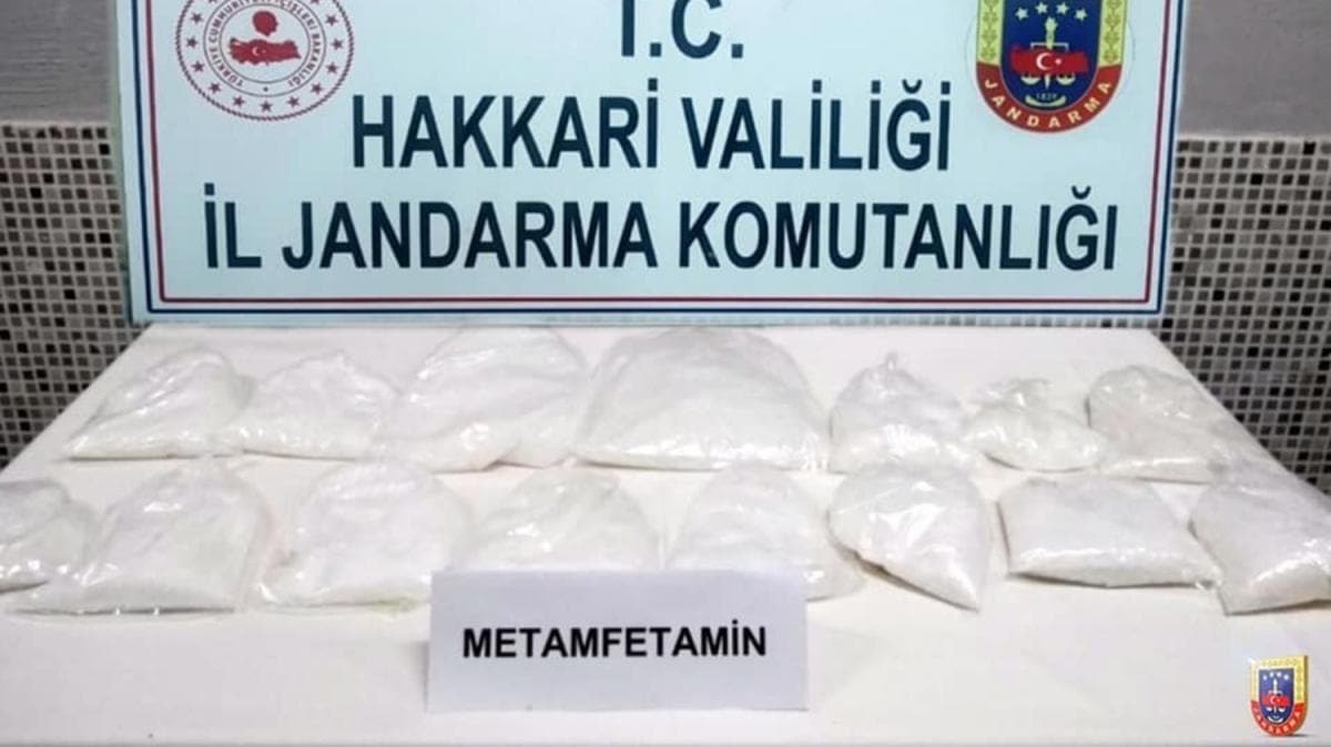 Jandarma ekiplerince bir otomobilde 7 kilo metamfetamin ele geirildi