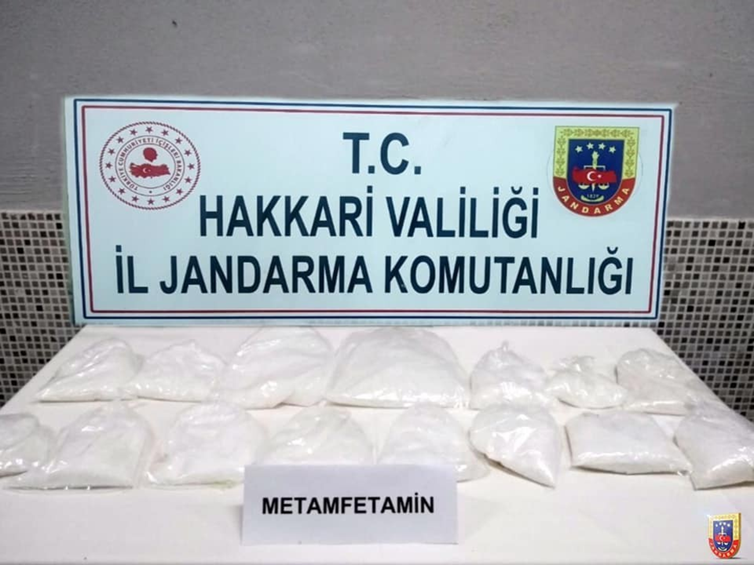 Jandarma ekiplerince bir otomobilde 7 kilo metamfetamin ele ge�irildi