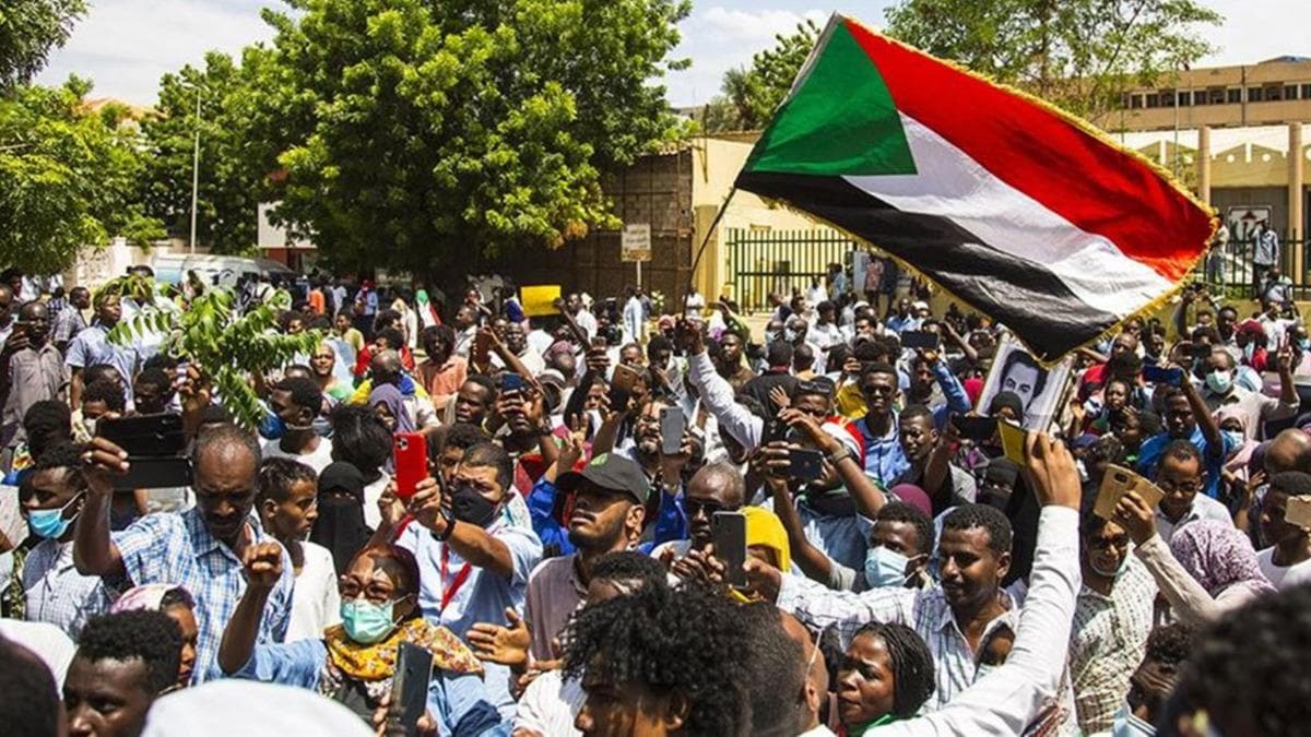 Sudan'da geici hkmet protesto edildi