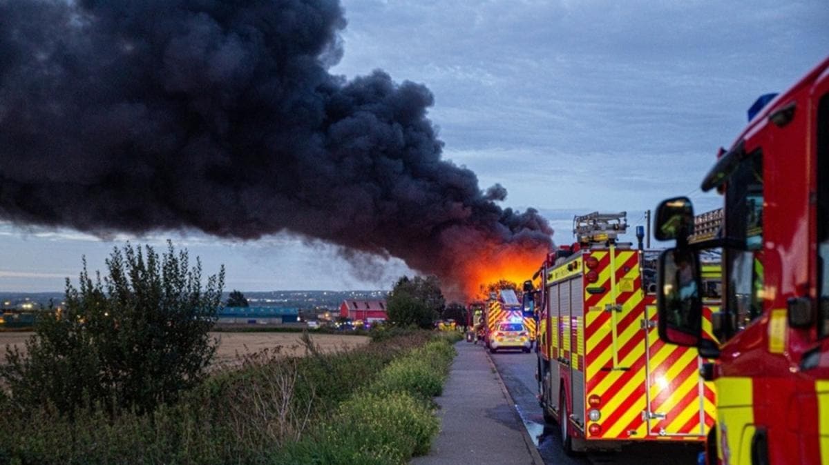 Londra'da endstriyel binada yangn kt  