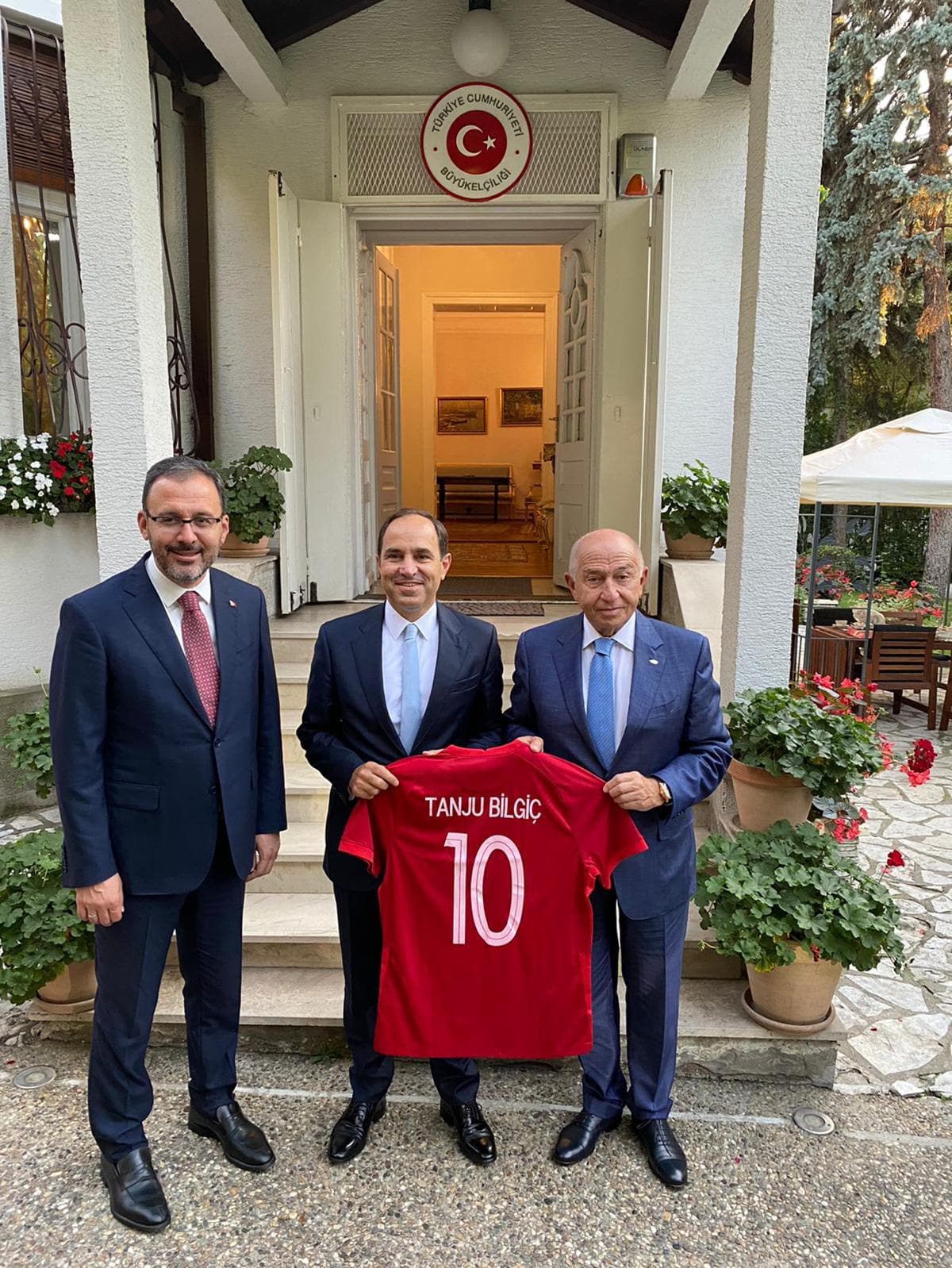Milli ma� �ncesi Bakan Kasapo�lu ve TFF Ba�kan� �zdemir Belgrad B�y�kel�isi Bilgi�'i ziyaret etti