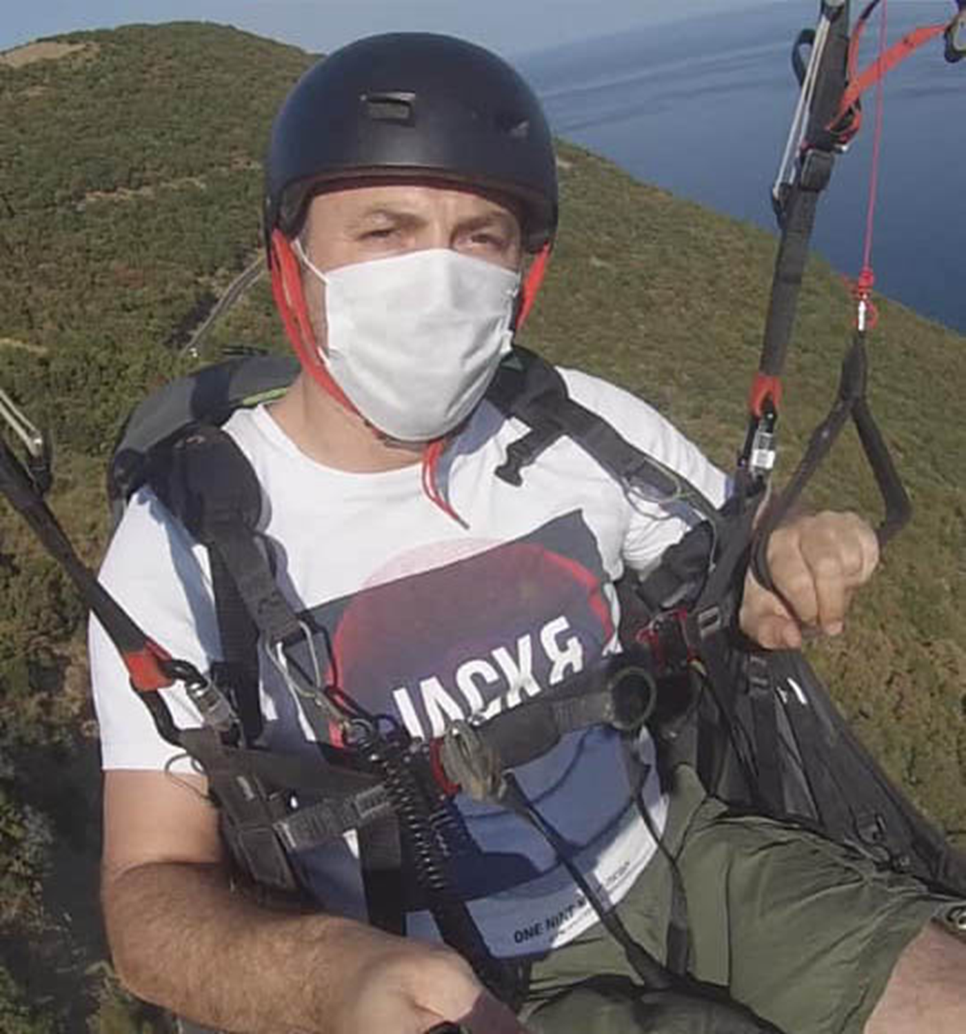 Yama� para��t� pilotu g�ky�z�nde maske takarak koronavir�s �nlemlerine dikkat �ekti