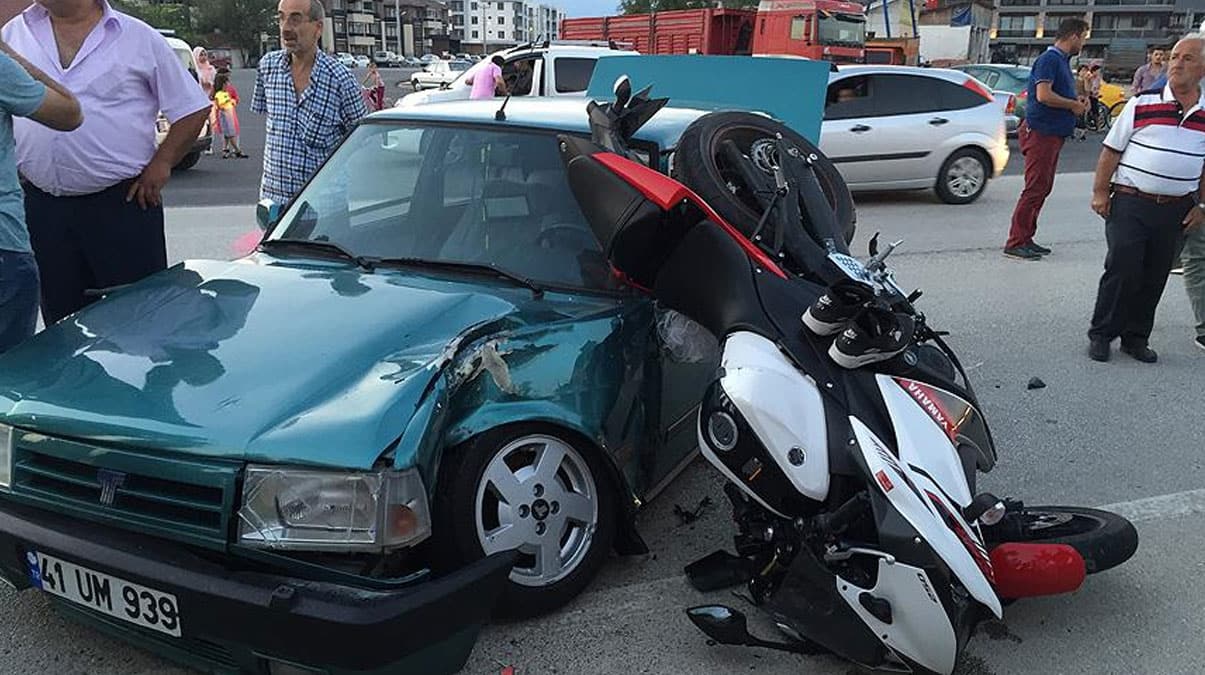 Burhaniye'de motosiklet otomobile �arpt�