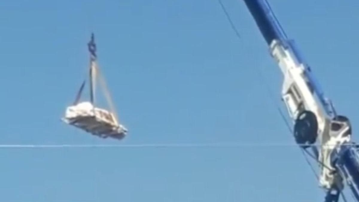 Kötü koku üzerine vatandaşlar ihbar etti... Cenazesi evden vinç yardımıyla çıkartıldı
