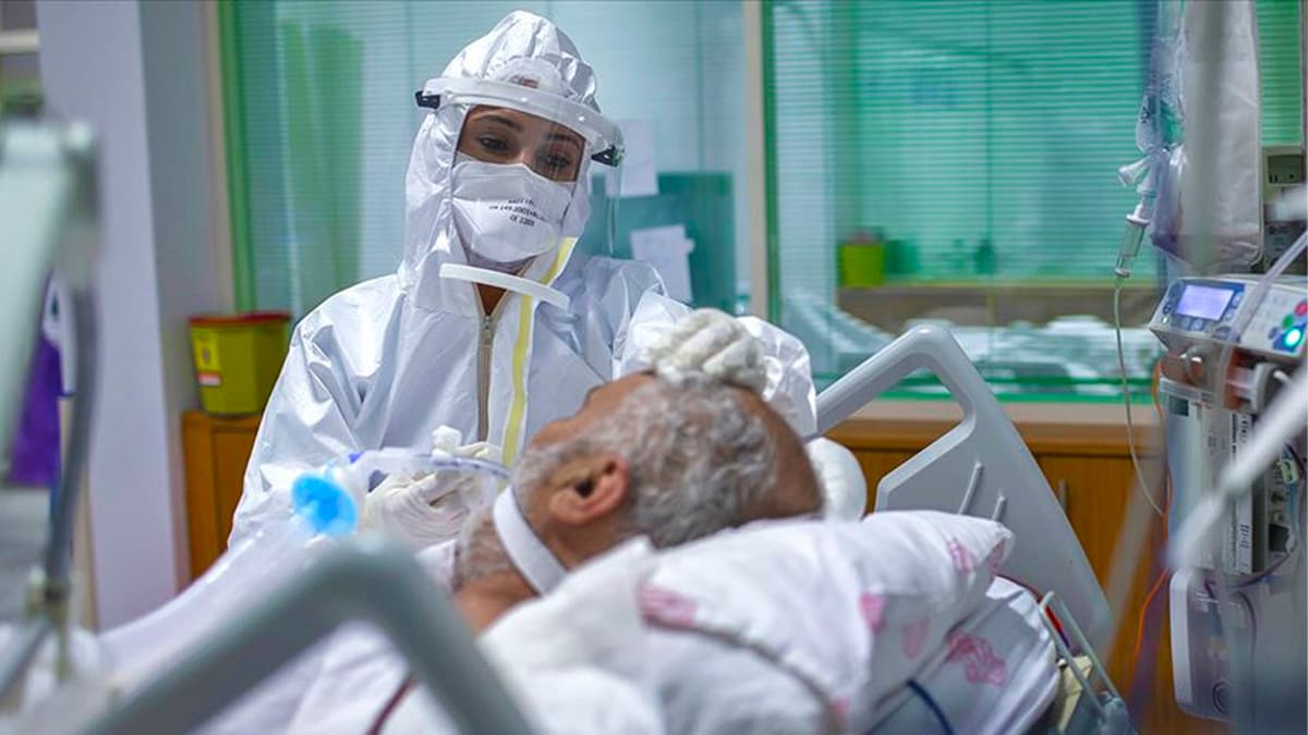 Bakan Koca g�ncel verileri a��klad�: 'Sevdiklerimizi koruyal�m'