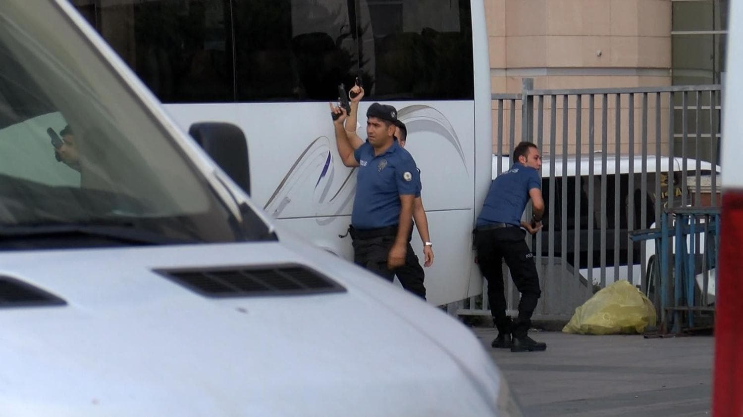 �stanbul Adliyesi �n�nde silah sesleri