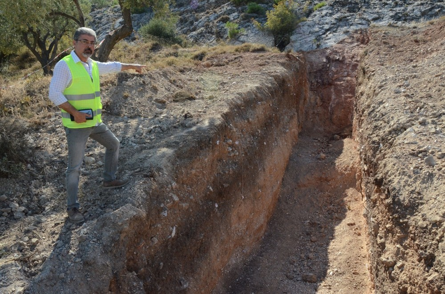 Manisa'da 7 bin depreme neden olan fay hatt�nda hendek a��ld�