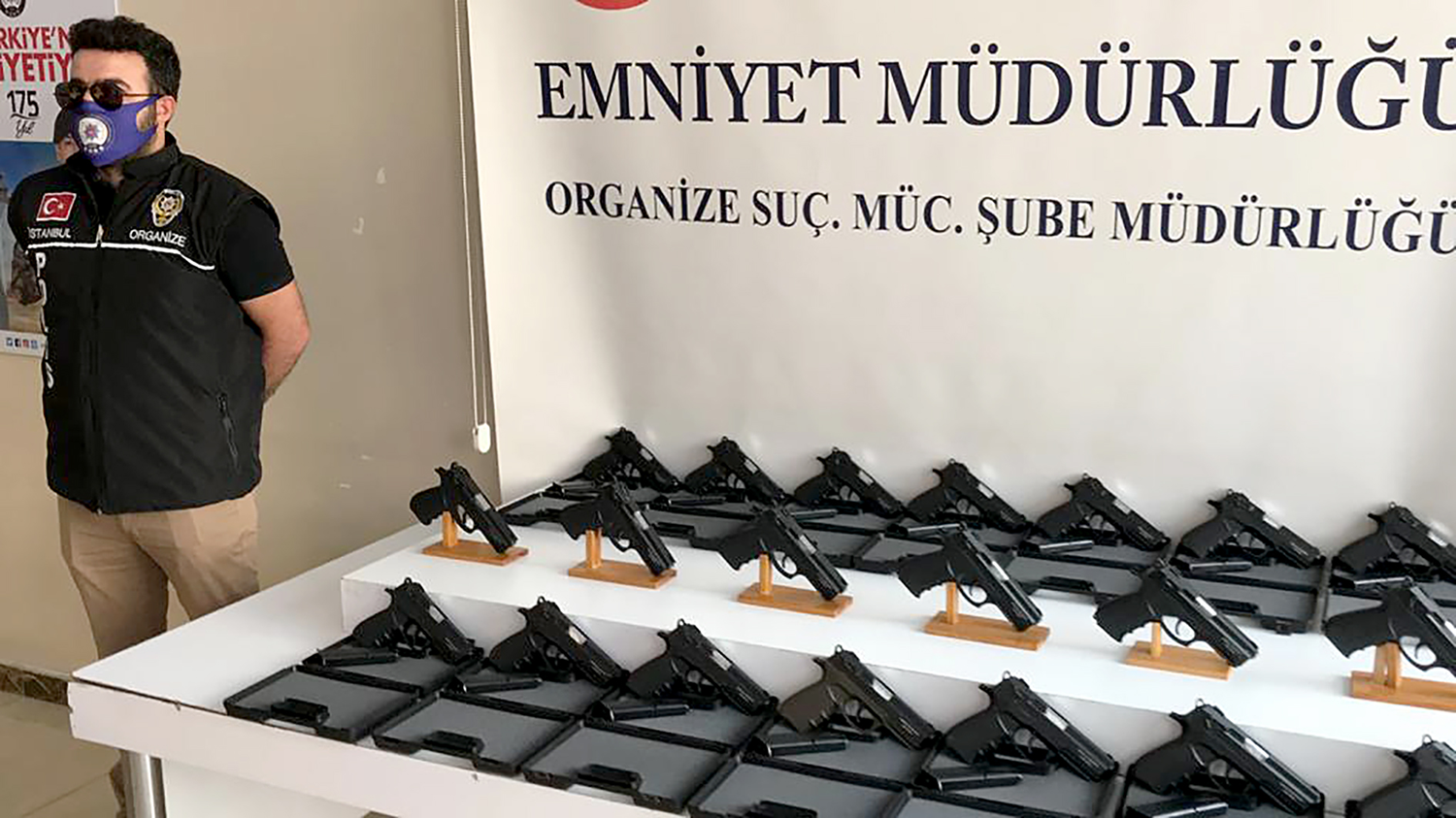 Silah ka�ak��l��� yapt��� �ne s�r�len ��pheli tutukland�: 20 tabanca, 20 �arj�r ve 20 silah kutusu ele ge�irildi