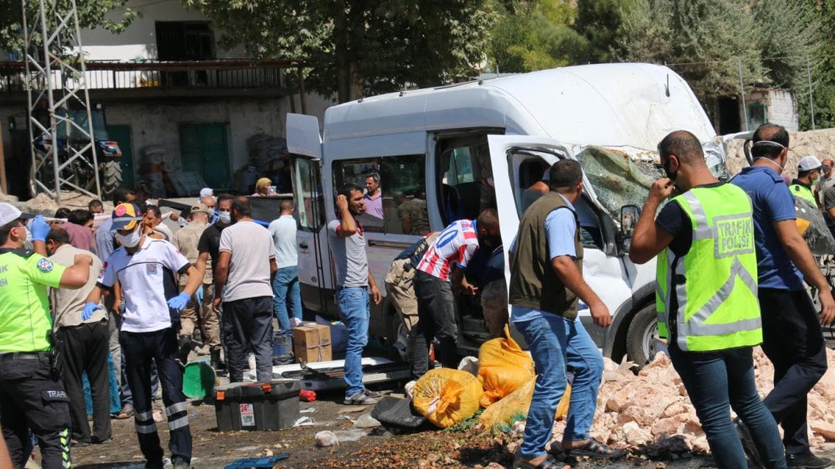 Yolcu minibs ile kamyon arpt: Bir kii hayatn kaybetti, 4' ar 19 kii yaraland