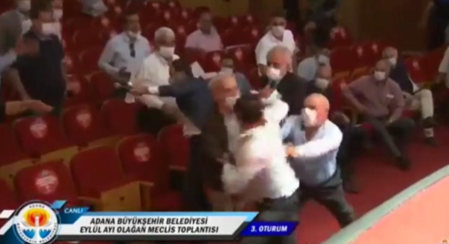 Belediye Meclisi fena kart: Belediye bakan darp edildi