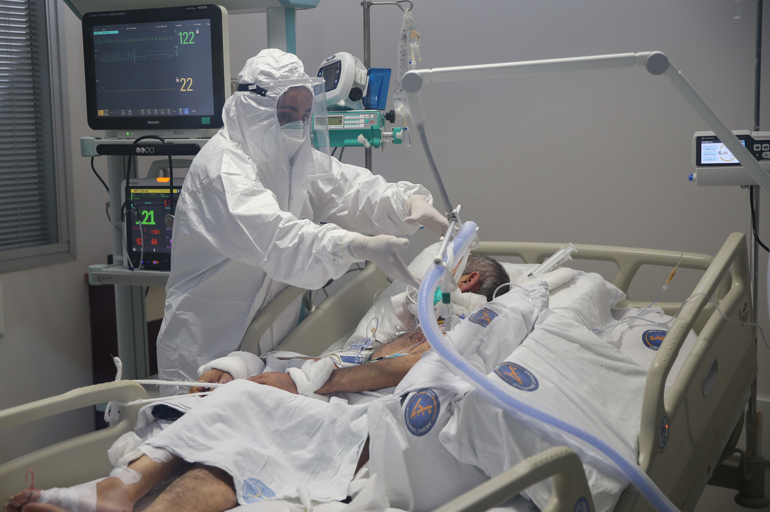 Sa�l�k �al��anlar� koronavir�s hastalar�na 'nefes' olabilmek i�in m�cadele ediyor