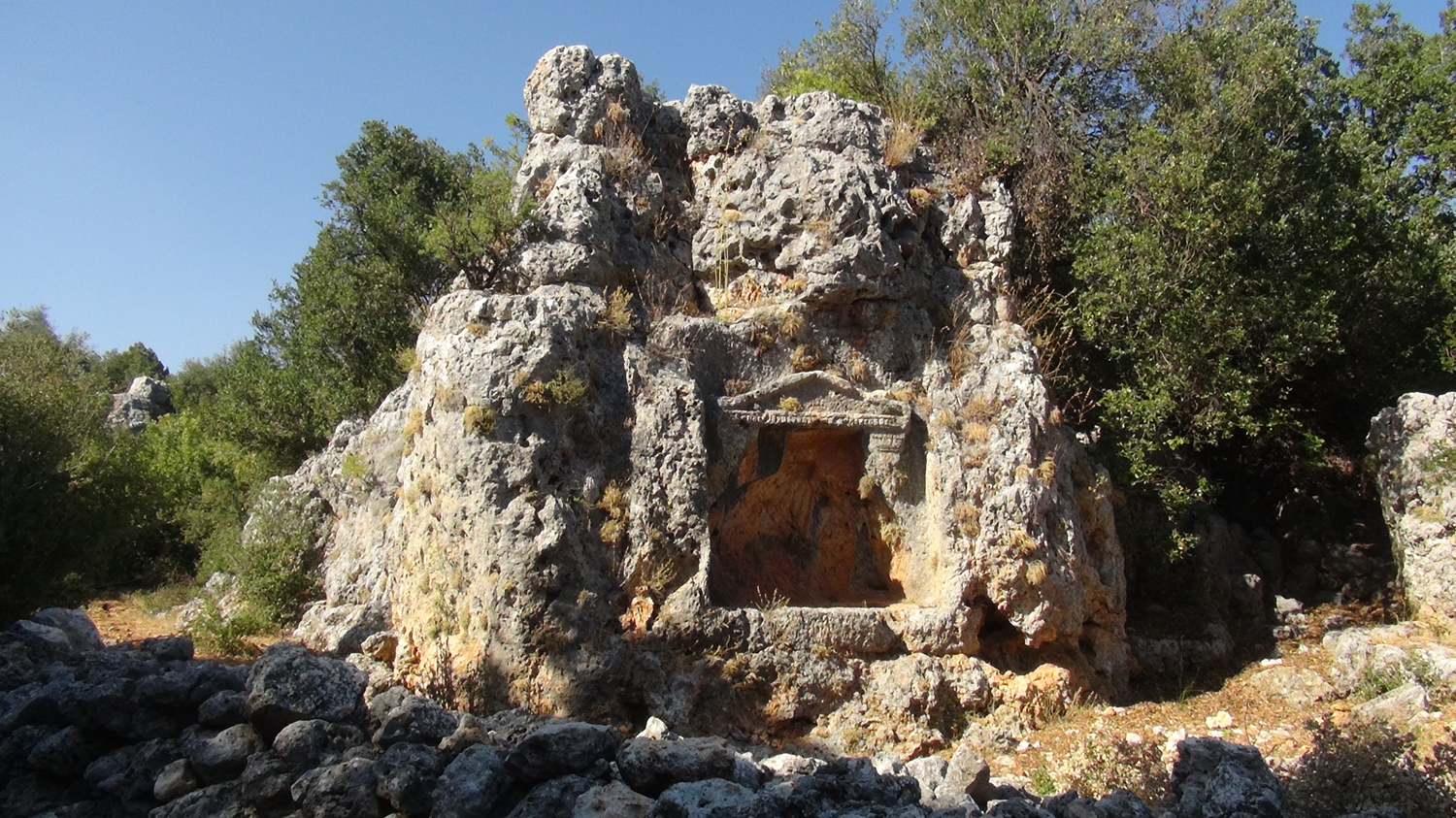 Uzuncabur� Antik Kenti'nde 32 mezar g�n y�z�ne ��kar�ld�