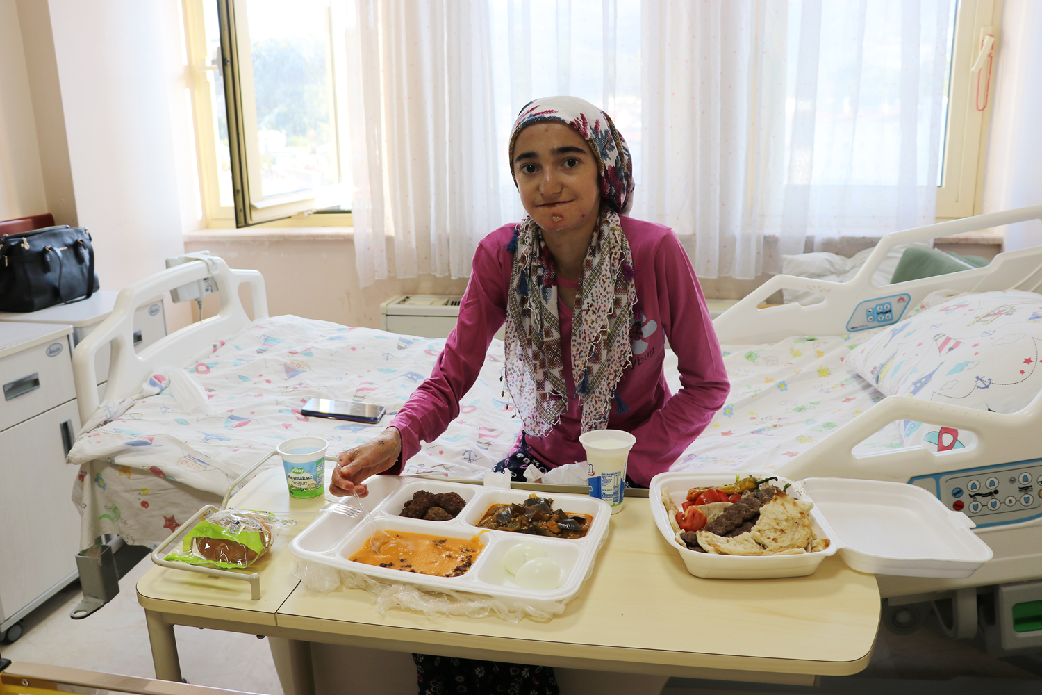 Hastal��� nedeniyle 16 y�ld�r s�v�larla besleniyordu... �lk kez kat� g�dayla tan��t�