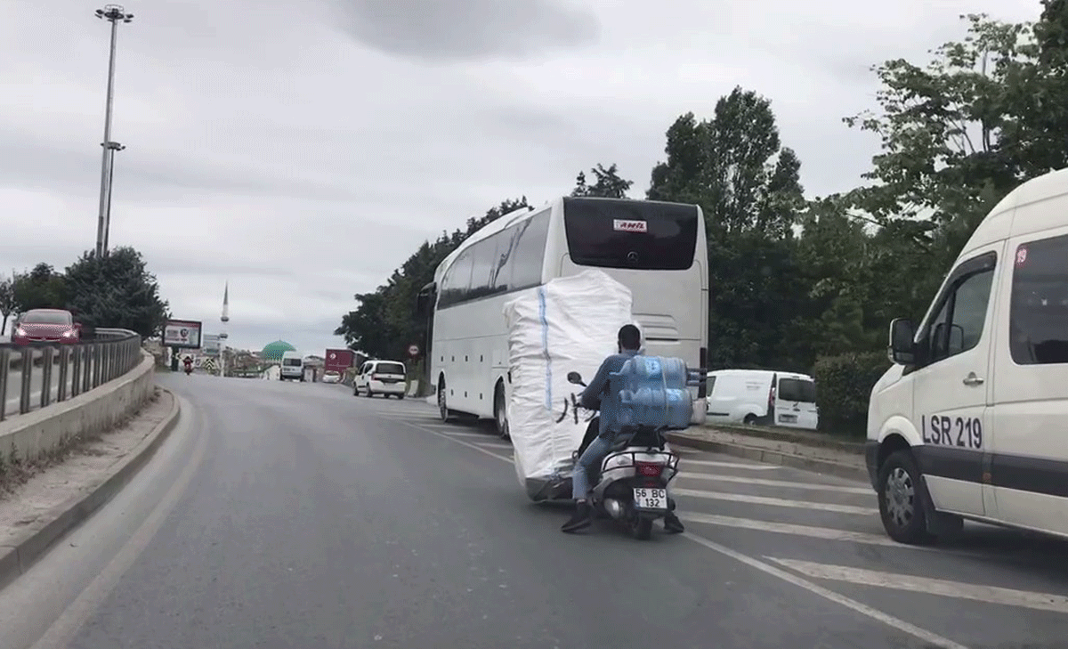 �nsanl�k �lmemi� dedirten olay! Yoku�u ��kamayan ka��t toplay�c�s�na motosikleti ile yard�m etti