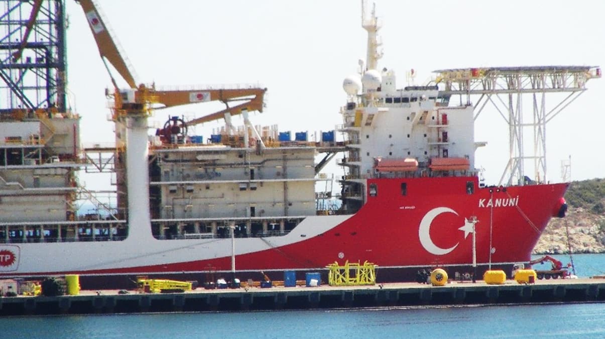 'Kanuni' k�rm�z� beyaza boyand�: T�rk bayra�� i�lendi