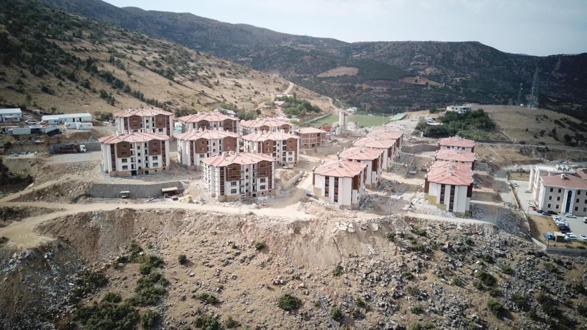 Malatya'daki depremzedeler iin ina edilen konutlarla ilgili Bakan Kurum'dan aklama