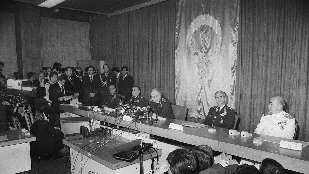 Demokrasi tarihinin kara lekesi 40. y�l�nda