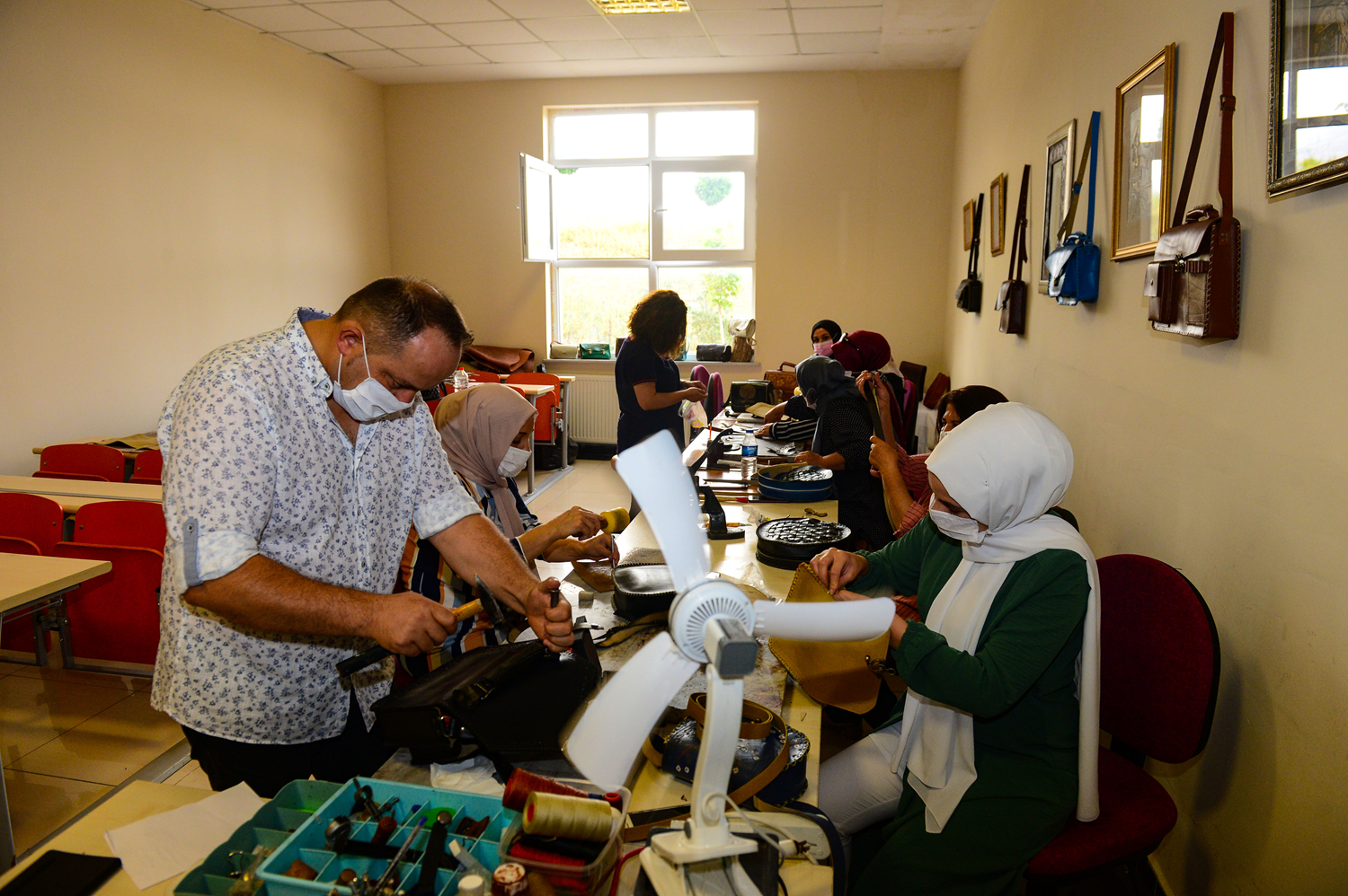 I�d�rl� kad�nlar Halk E�itim Merkezi'nde ald�klar� kursla meslek sahibi oluyor