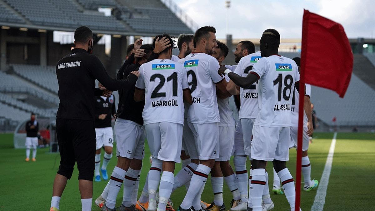 Ma sonucu: Fatih Karagmrk 3-0 Yeni Malatyaspor