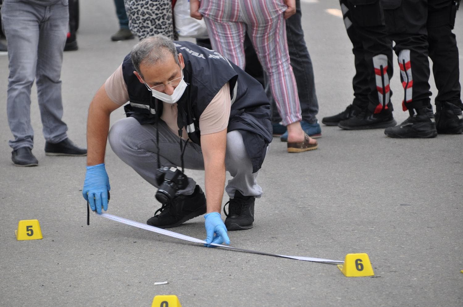 Tart��t��� a�abeyi ile kuzenini tabancayla yaralad�