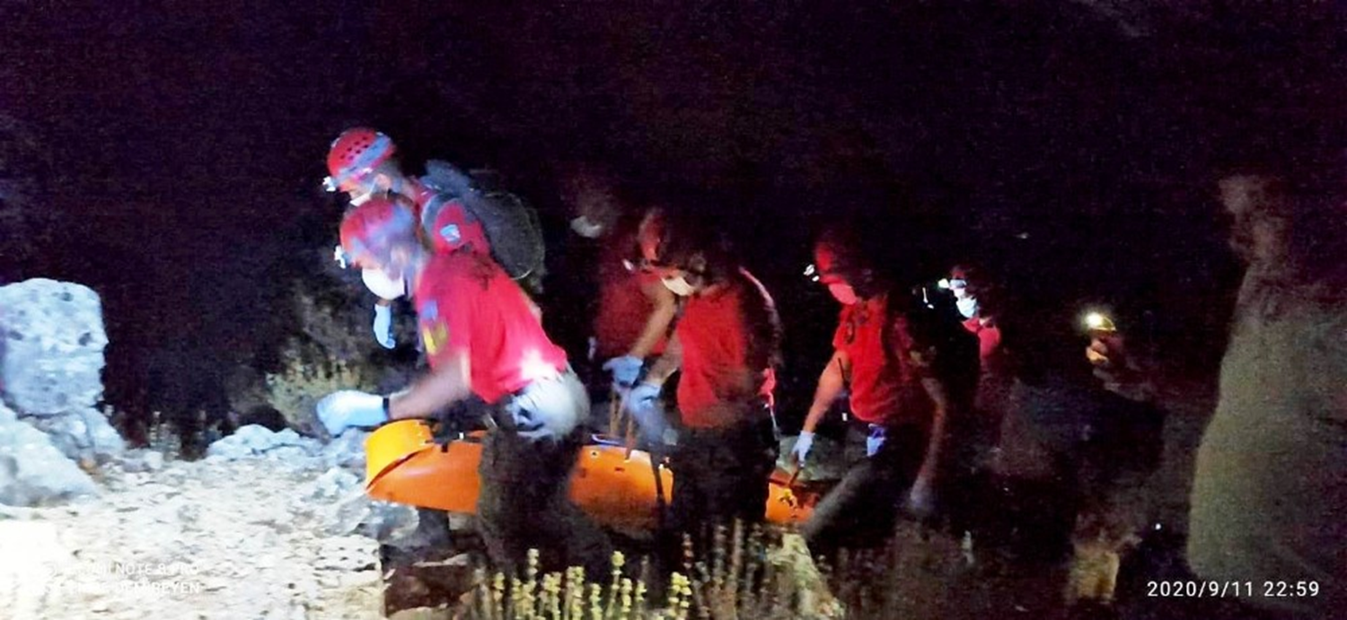 Yama� para��t�yle atlay�� yapan �rlandal� pilot kayal�klara d��erek hayat�n� kaybetti