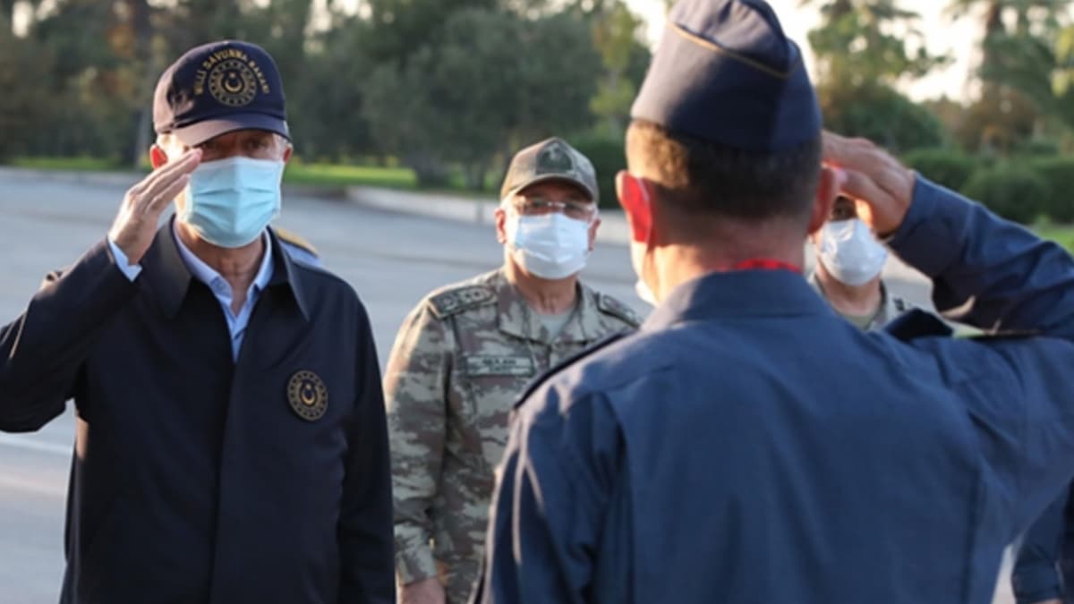 Bakan Akar ve kuvvet komutanlar� s�cak b�lgede