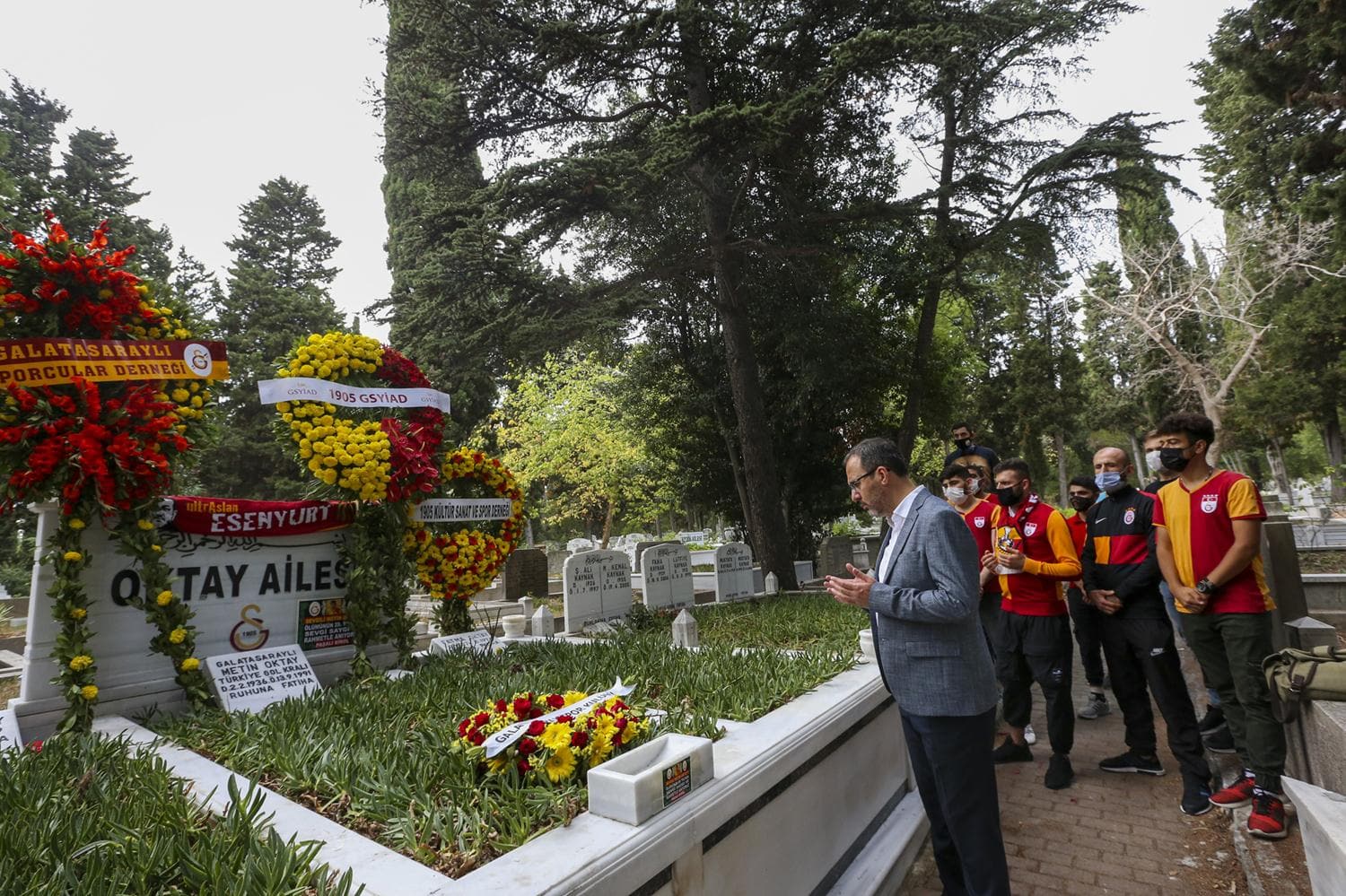 Bakan Kasapo�lu, Metin Oktay'�n kabrini ziyaret ederek dua etti