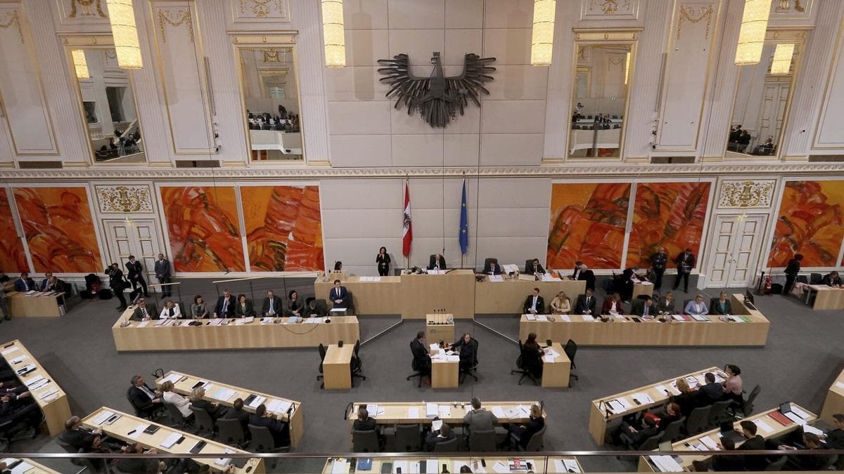 Yunanistan'n Moria snmac kampndaki snmaclar Avusturya'da iktidar ikiye bld