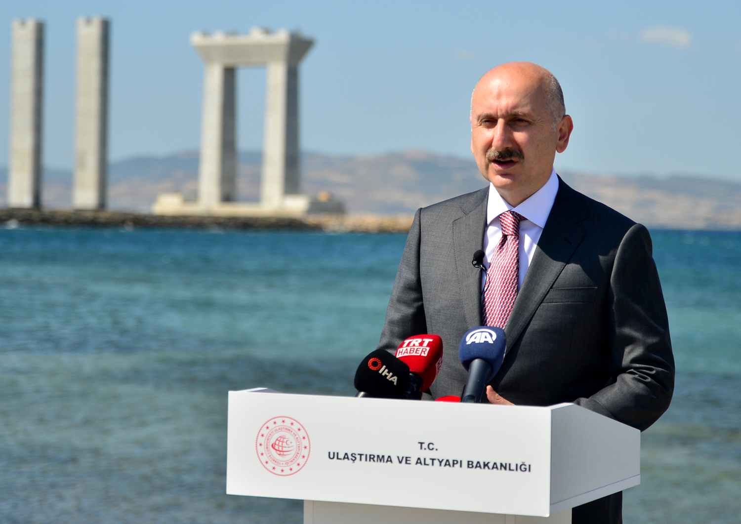 Bakan Karaismailo�lu tarih verdi: Kuzey Marmara Otoyolu'nun tamam�n� tamamlam�� olaca��z