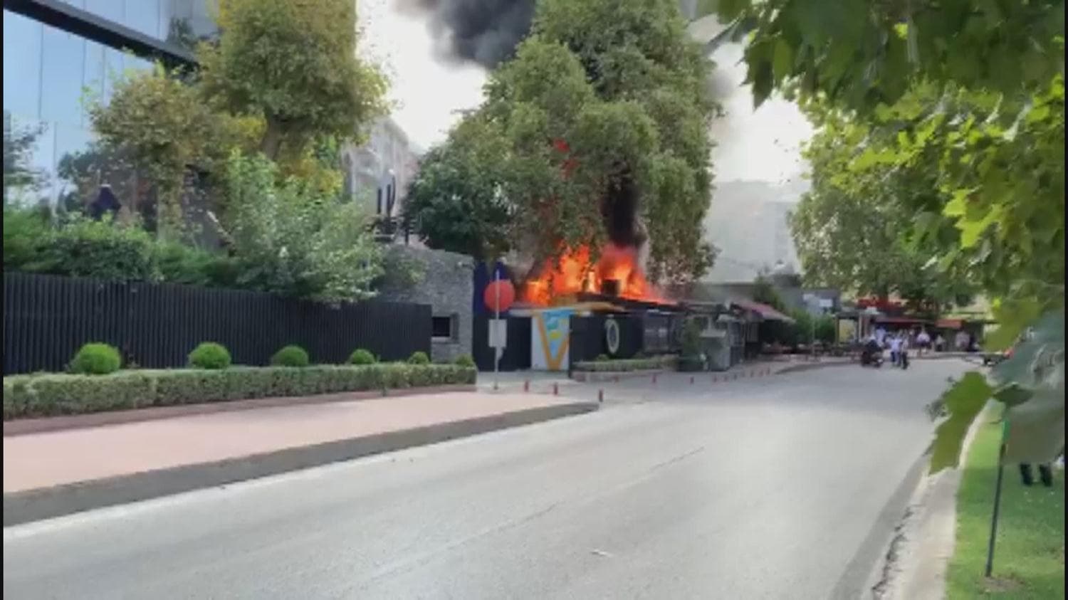 Beyo�lu S�tl�ce'de yang�n pani�i